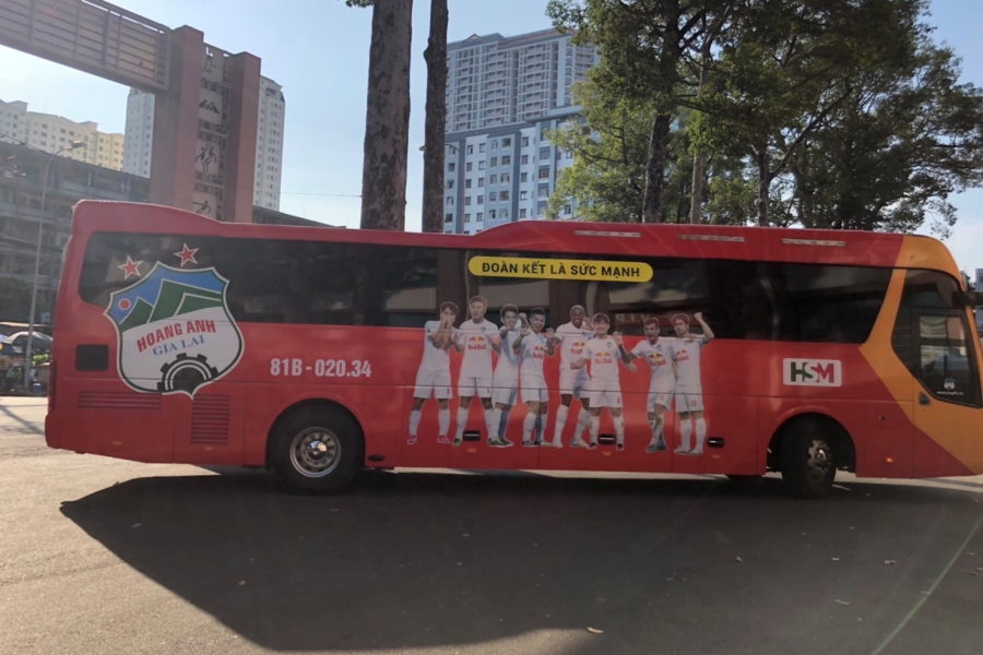 今大会同組の地元ホアンアイン・ザライFCのチームバスには所属選手がプリントされている【写真提供：横浜F・マリノス】