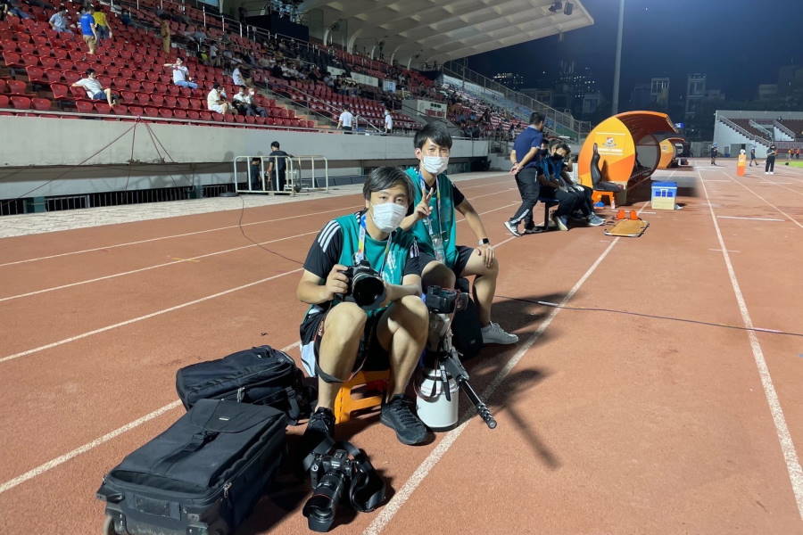 チームに帯同している窪田カメラマン（手前）とデジタル担当の千葉氏【写真提供：横浜F・マリノス】