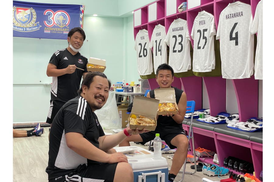 緒方くんのオーダー⁉　試合前のスタッフ弁当はカツ丼【写真提供：横浜F・マリノス】
