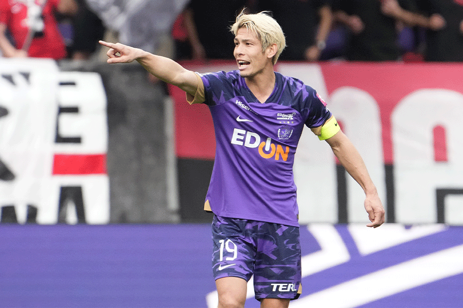 佐々木翔のバックパスをかっさらわれて先制ゴールを献上【写真：Getty Images】