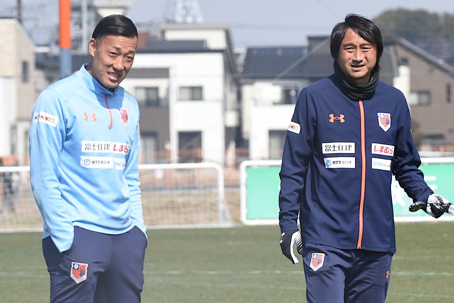 現在は大宮でタッグを組むGK南雄太（左）と北嶋秀朗ヘッドコーチ（右）【写真：松澤明美】