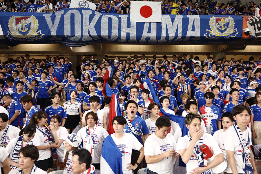 アウェー戦で選手を後押しした横浜FMサポーター【写真：ロイター】