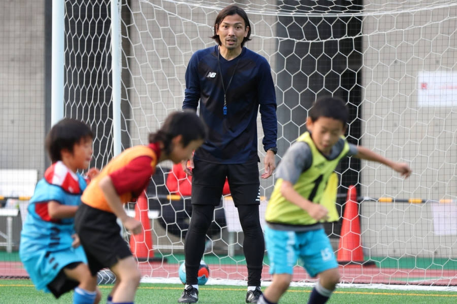 「UNBRANDED WOLVES SOCCER SCHOOL」で子供たちを指導する、元日本代表FW鈴木隆行氏【写真：高橋学】