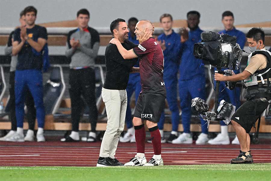 ピッチを去るアンドレス・イニエスタと歩み寄るバルサのシャビ監督(左)【写真:徳原隆元】