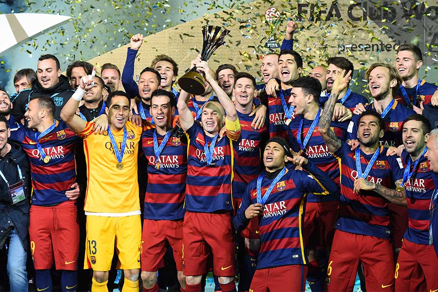 クラブW杯のトロフィーを掲げるイニエスタ【写真:徳原隆元】