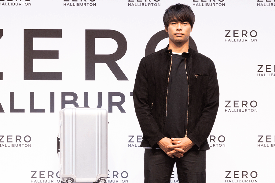 ゼロハリバートンのブランドアンバサダーに就任した三笘薫【写真提供：ゼロハリバートン】