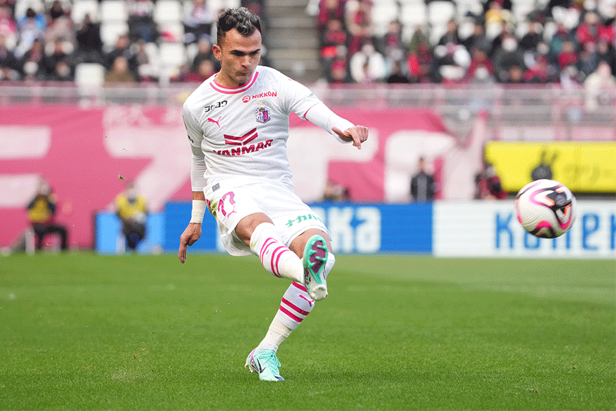 ルーカス・フェルナンデスが長距離FKを直接決めた【写真:Getty Images】