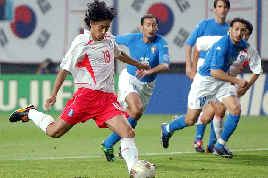 日韓W杯のイタリア戦でゴールを決めたFWアン・ジョンファン【写真：Getty Images】