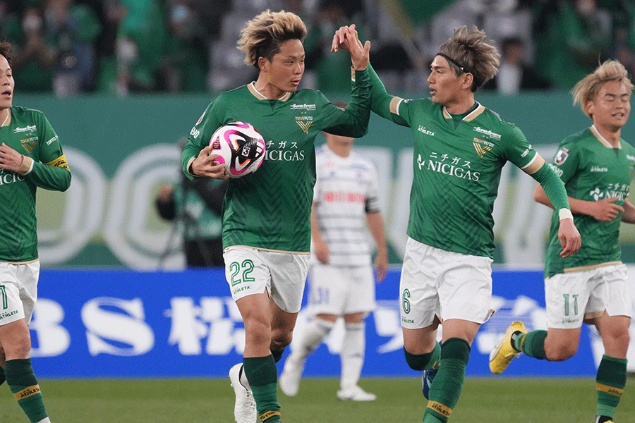 翁長聖（22番）の決勝ゴールで東京Vが勝利【写真：Getty Images】