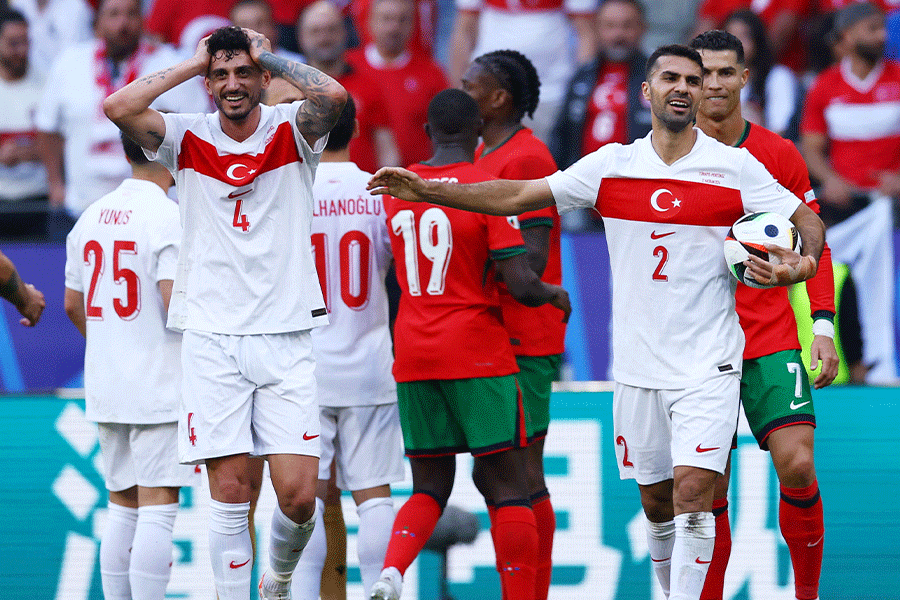 サメット・アカイディン（4番）がまさかのミス【写真：ロイター】