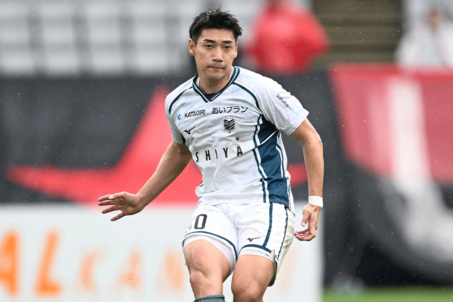 主審は岡村大八のワンタッチを認めてコーナーキック判定に【写真:徳原隆元】