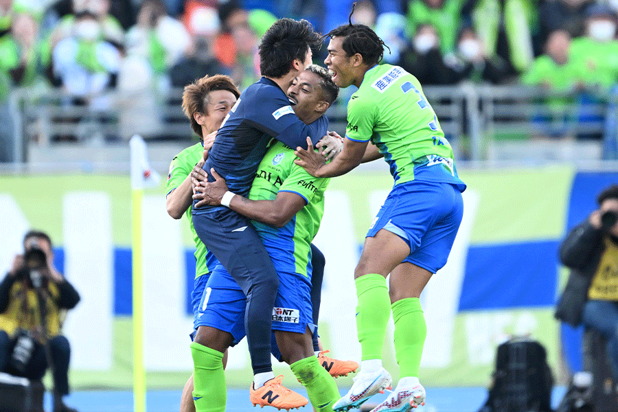 湘南が畑大雅(3番)のゴールでG大阪に勝利【写真:徳原隆元】