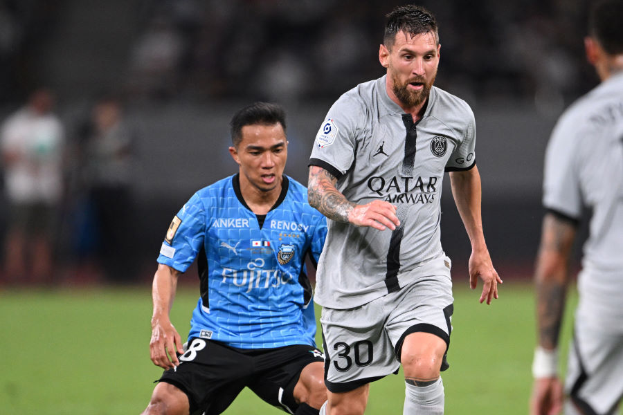 メッシとマッチアップをするチャナティップ【写真：徳原隆元】