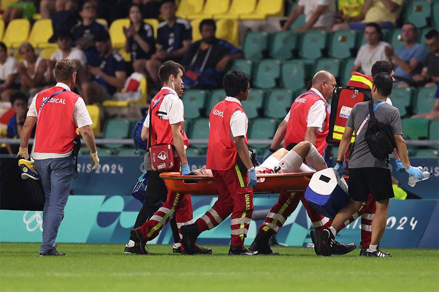 担架で退場したU-23日本代表・川﨑颯太【写真:Getty Images】