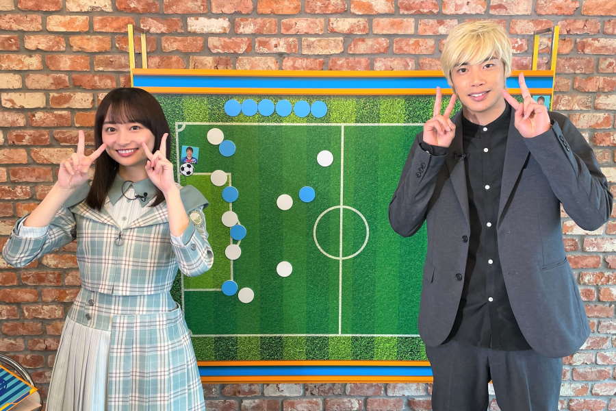 日本代表MF伊東純也(右)と日向坂46の影山優佳【(C)AbemaTV,Inc.】