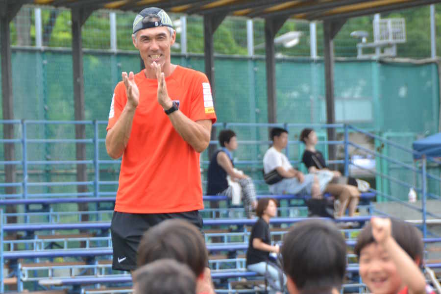 浦和レッズのハートフルクラブでも盛田剛平は笑顔を絶やさない【写真：河野正】