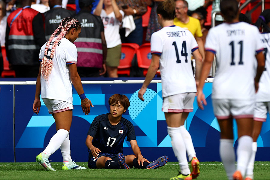 浜野まいかに手を差し伸べるトリニティ・ロッドマン【写真：ロイター】