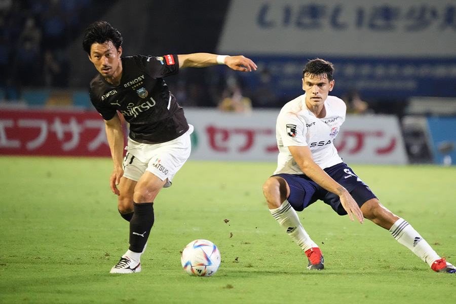 川崎と横浜FMの一戦は激戦に【写真：Getty Images】
