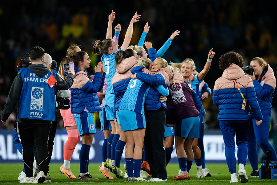 ピッチ上で勝利を喜ぶ選手たち【写真:Getty Images】