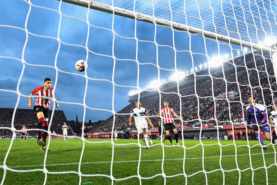 アルゼンチン1部リーグで決まった70m越えのゴールに注目(写真はイメージ)【写真:Getty Images】