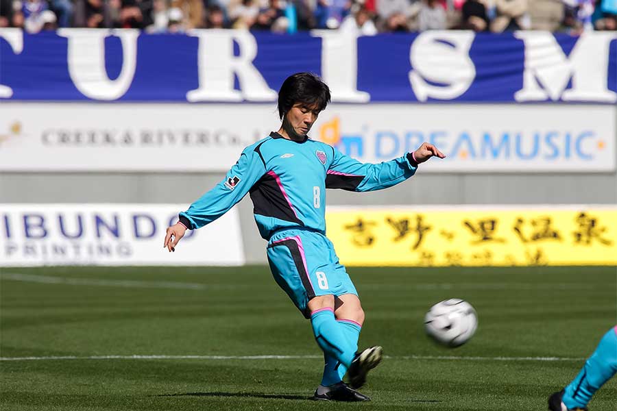 現役時代の鳥栖でプレーする尹晶煥氏【写真：(C)S.D.CO.,LTD.】