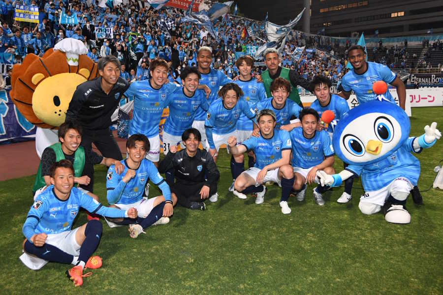 マスコットフリ丸とボールボーイが勝利の喜びを露わに【写真:徳原隆元】