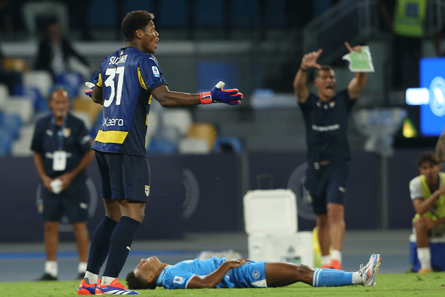鈴木彩艶がナポリ戦で退場処分に【写真:Getty Images】