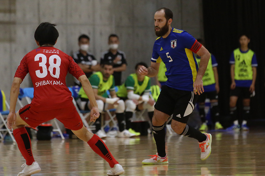 キャプテンマークを巻いた父が元ブラジル代表監督のアルトゥール【写真:河合 拓 / Futsal X】