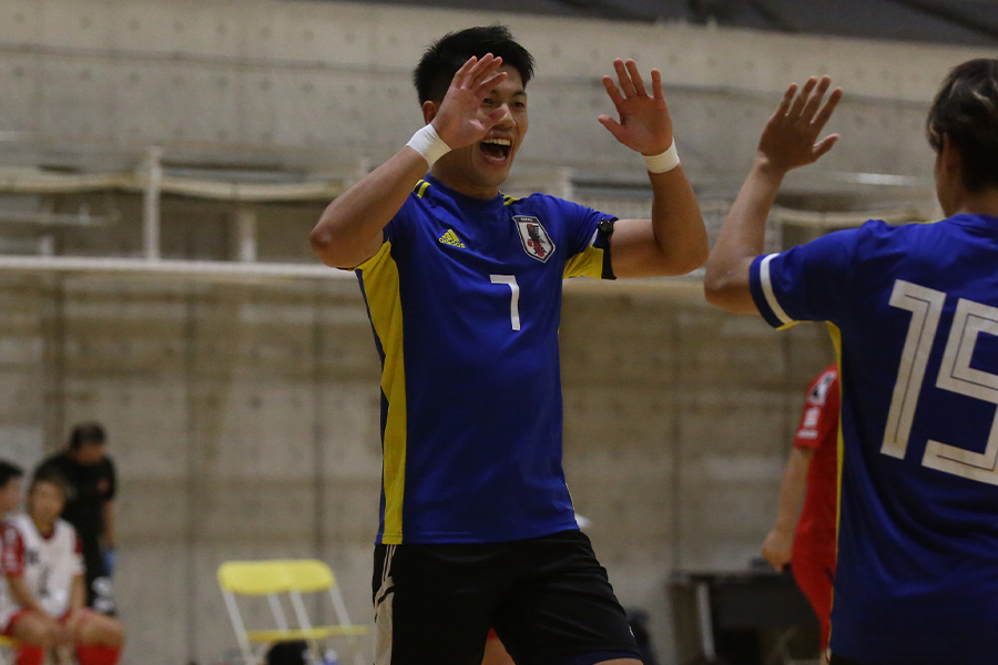 日本に帰国した清水和也はこの日ノーゴールも得点に絡む【写真:河合 拓 / Futsal X】
