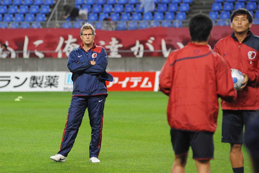 ウォームアップを見つめるオズワルド・オリヴェイラ監督【写真：徳原隆元】