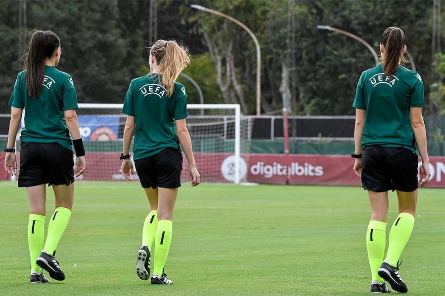 海外で起きた女性主審とファンのやり取りが話題(写真はイメージです)【写真:Getty Images】