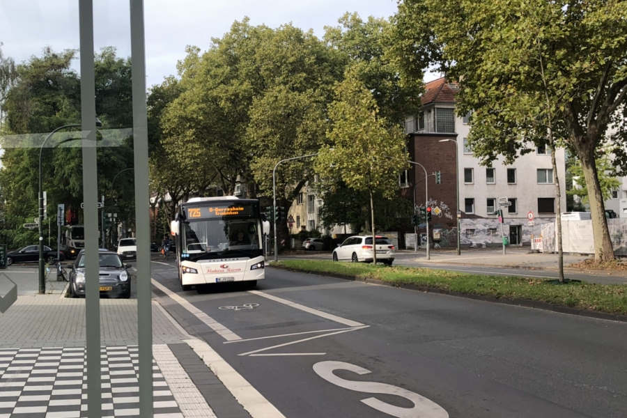 この日も乗り放題パスを使い、まずはバスで電気屋まで移動【写真：FOOTBALL ZONE編集部】