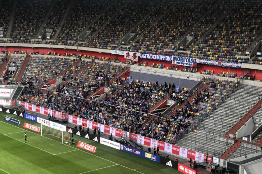 キックオフ前30分くらいの観客席の様子。この後、さらに人が入り日本のゴール裏は多くの人で埋まった【写真：FOOTBALL ZONE編集部】
