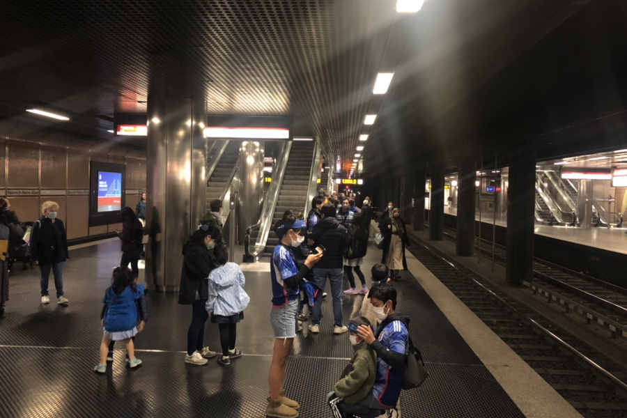 スタジアムへ向かう地下鉄の駅では、日本人の姿が多く、新ユニフォームを着た人も目立った【写真：FOOTBALL ZONE編集部】