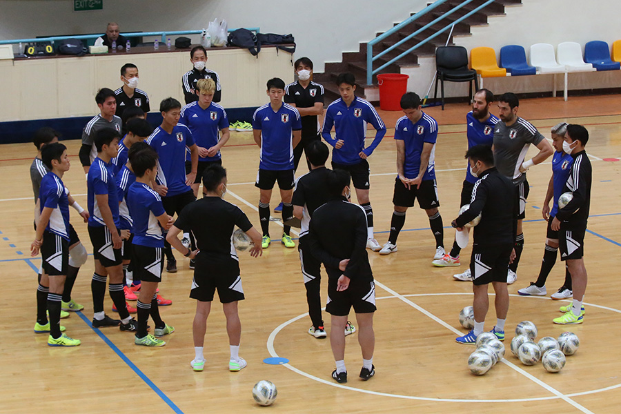 練習前後の円陣の際には木暮監督がチームに長く話をする場面も【写真：河合 拓 / Futsal X】