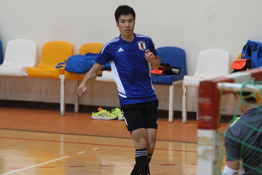 シュートを打つ吉川智貴。チームはシュート練習に多くの時間を割いた【写真：河合 拓 / Futsal X】