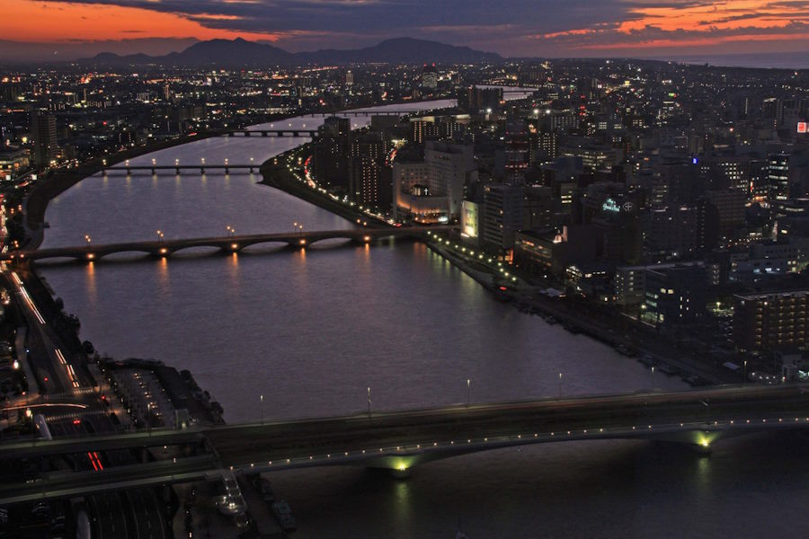 新潟の名所「信濃川」の夜の風景【写真：新潟県観光協会】