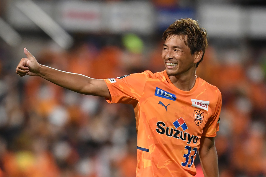 乾貴士が復旧作業のお手伝いに参加【写真：Getty Images】