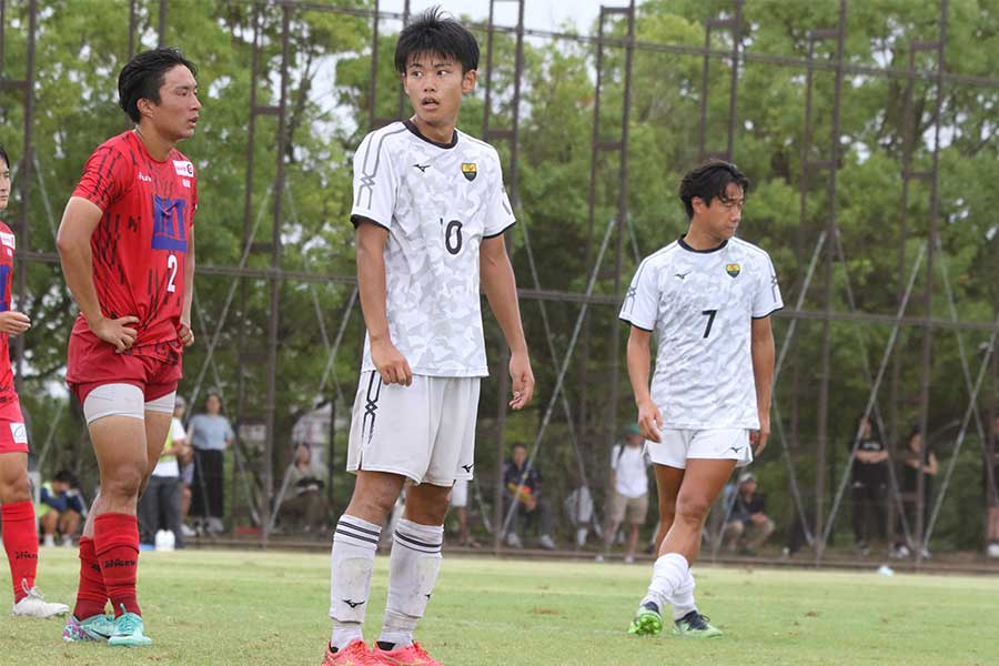 甲南大3年生の泉彩稀(中央)【写真:FOOTBALL ZONE編集部】