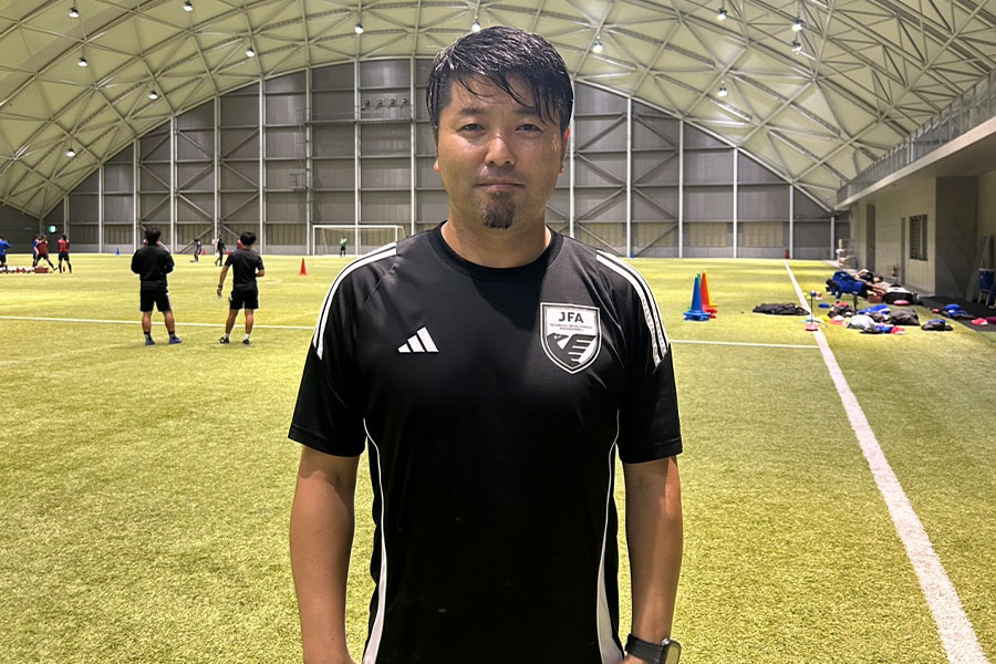 コーチを務めた城和憲氏【写真:FOOTBALL ZONE編集部】
