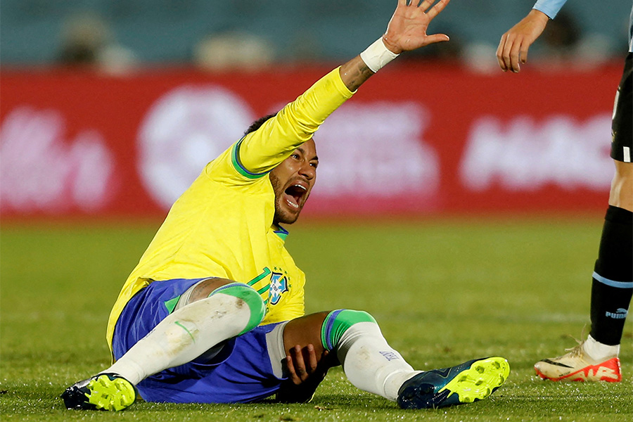 ウルグアイ戦で重傷を負ったネイマール【写真：ロイター】