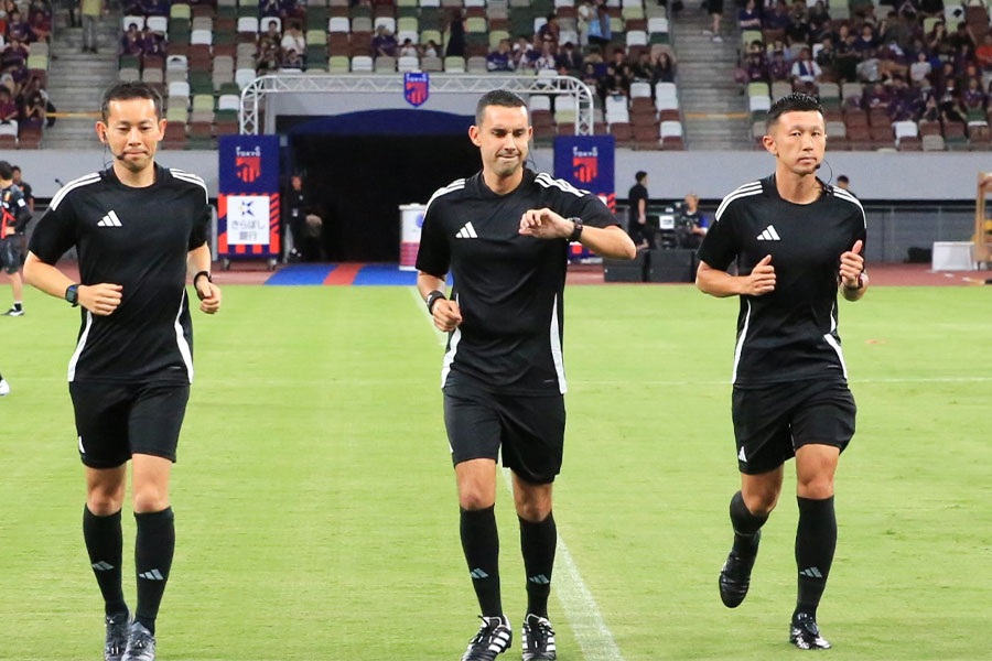 Jリーグでも好ジャッジを見せたセサル・ラモス主審(写真中央)【写真:mm】
