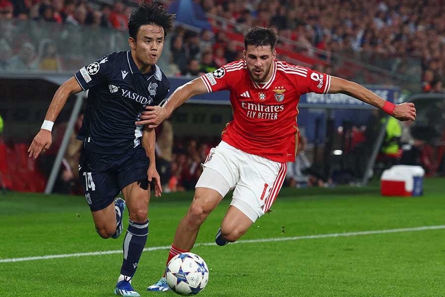 積極的に仕掛ける久保建英（写真左）【写真：ロイター】