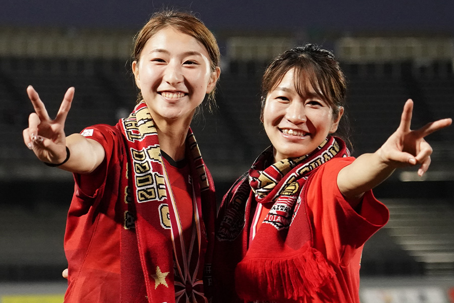 浦和レディースでプレーする塩越柚歩と遠藤優【写真：Getty Images】