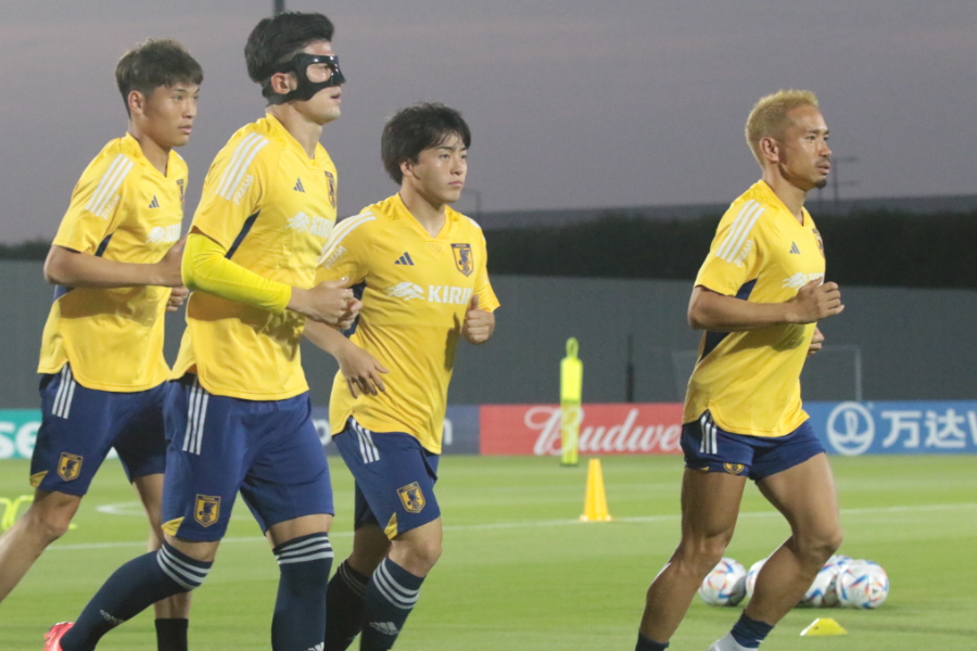 金髪姿の長友はランニングで先頭に立つ【写真:FOOTBALL ZONE編集部】