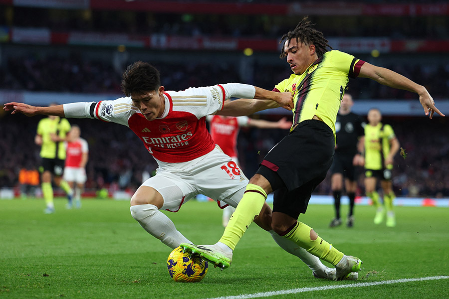 コレオショとマッチアップする冨安【写真：ロイター】