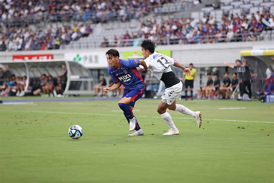 ドリブルの原点は父親との練習だと振り返る【写真：(C)F.C.TOKYO】