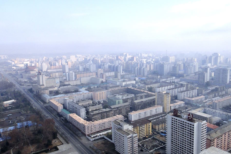 主体思想塔の上から見た街中の風景【写真：森 雅史】