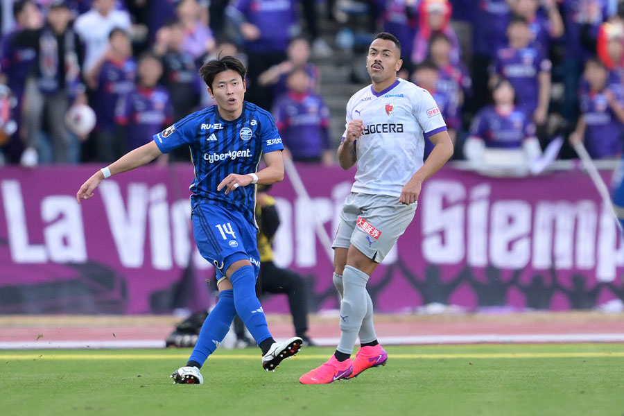 町田戦に出場した京都のラファエル・エリアス(右)【写真:FCMZ】