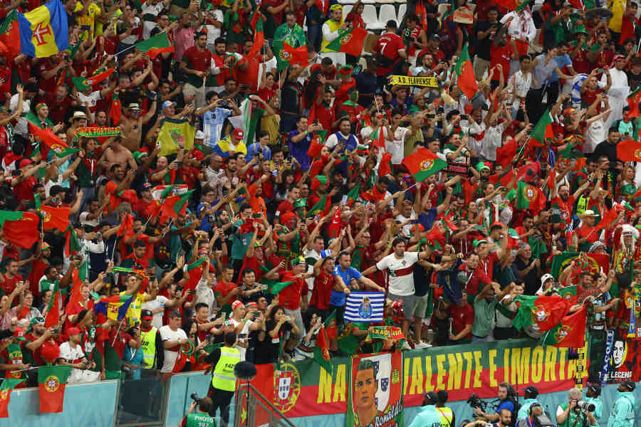 サポーターが掲げたメッセージに注目【写真:ロイター】